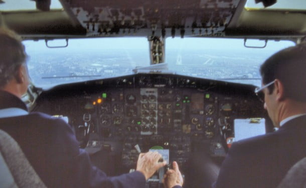B737-original_crew_in_cockpit_during_final_approach Cockpit 737 © Viault