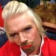 Richard Branson en hôtesse de l'air pourAir Asia