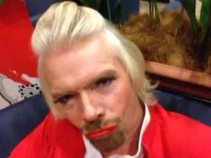 Richard Branson en hôtesse de l'air pourAir Asia