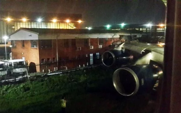 Un 747 découpe un bâtiment